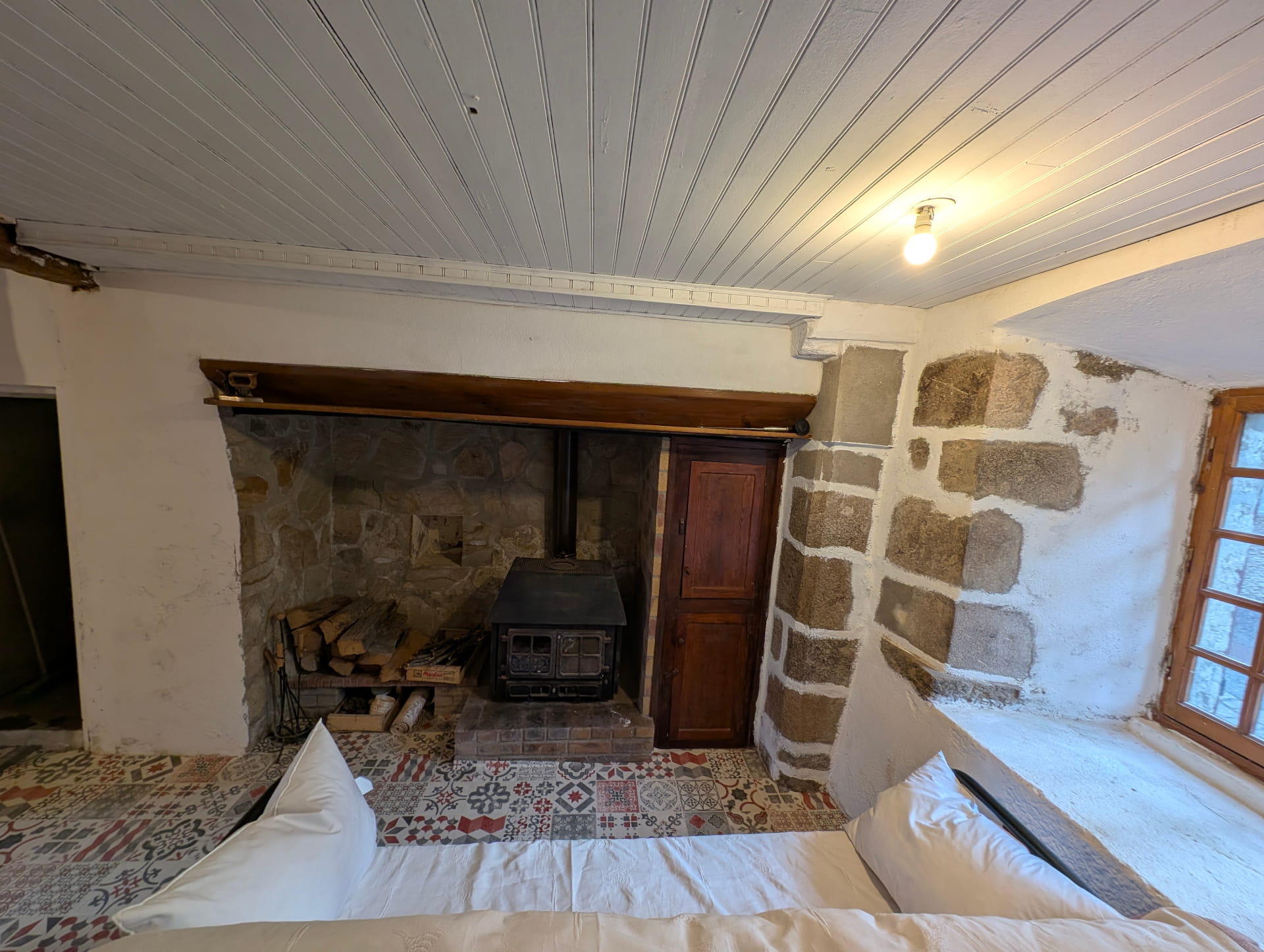 Canapé et poêle à bois Ostalhon