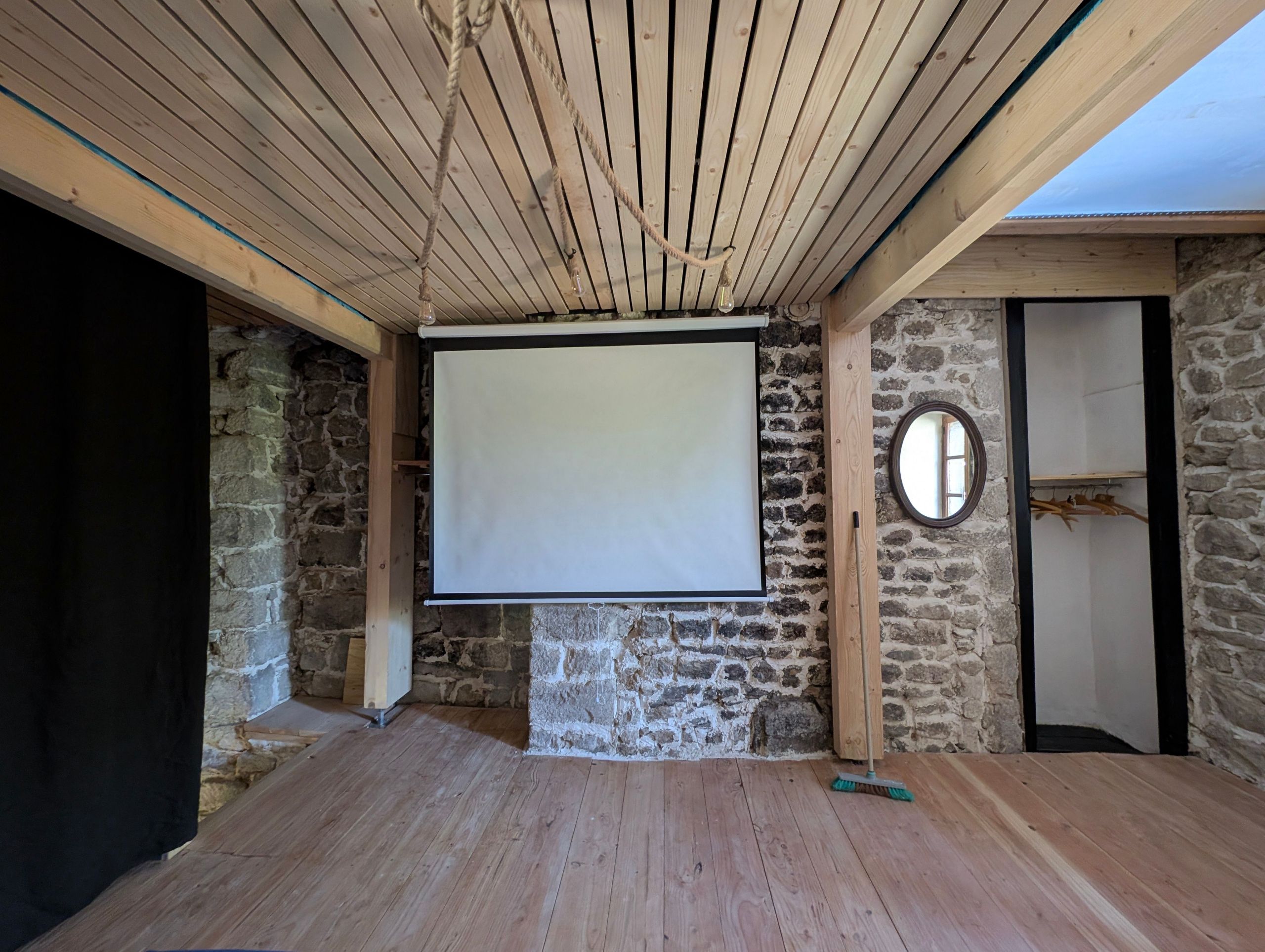 Écran de projection déroulant au plafond Ostalhon
