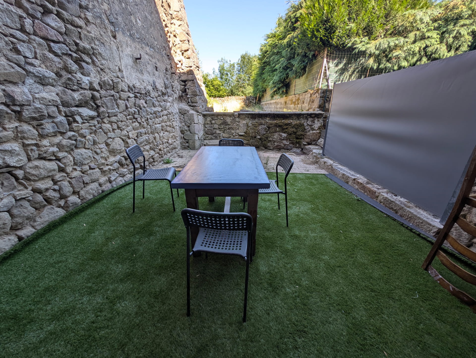 Cour privée du gîte Ostalhon en Auvergne, Chomelix